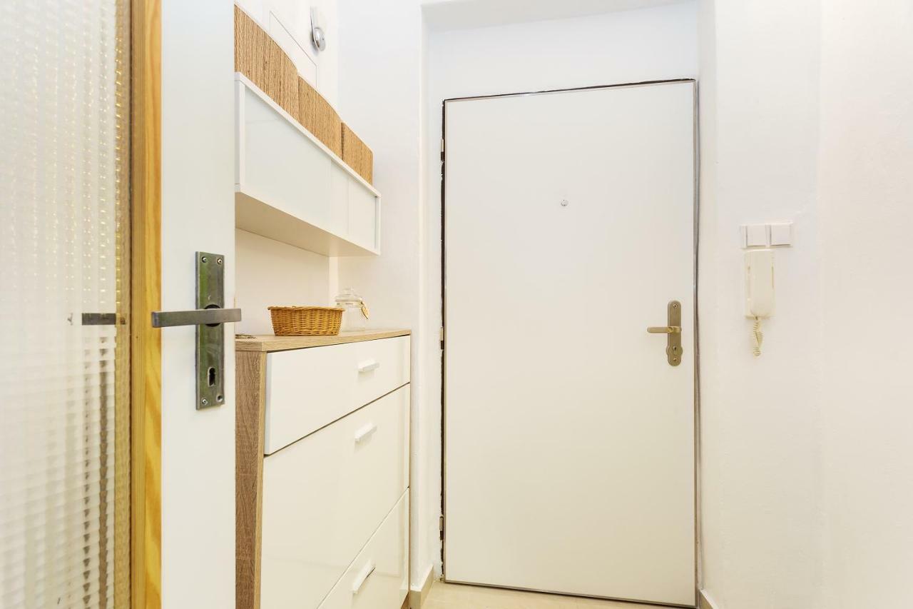Stylish Apartment On Riverside Прага Экстерьер фото