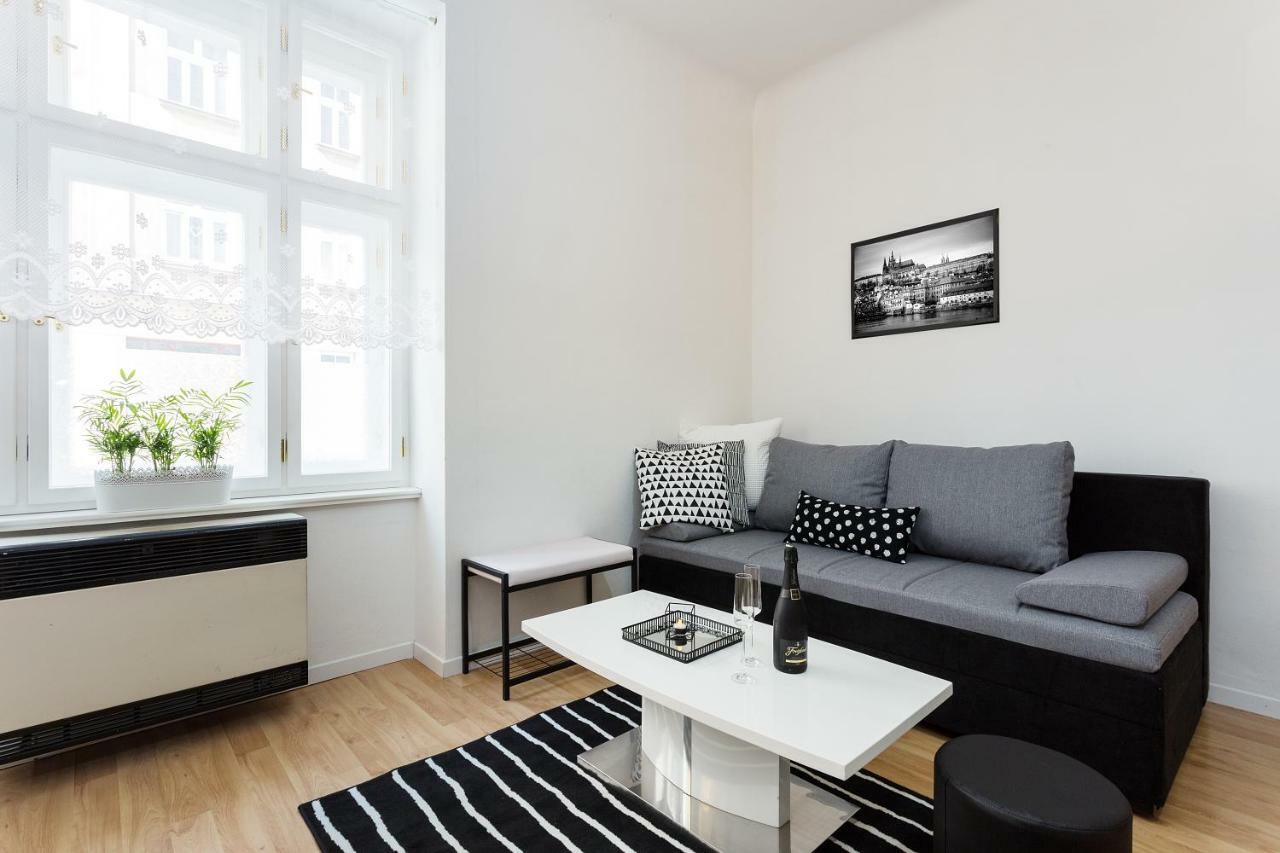 Stylish Apartment On Riverside Прага Экстерьер фото