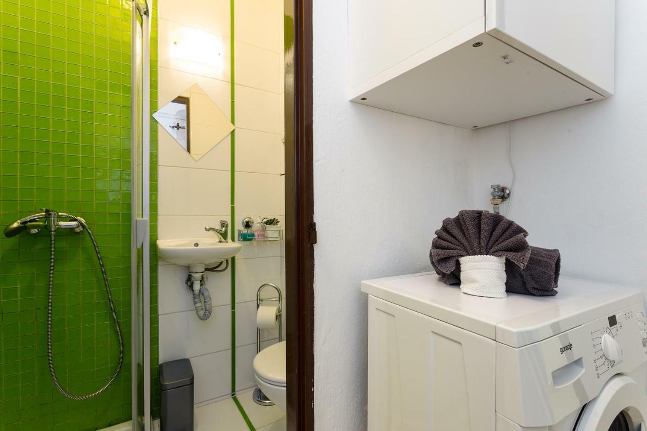 Stylish Apartment On Riverside Прага Экстерьер фото