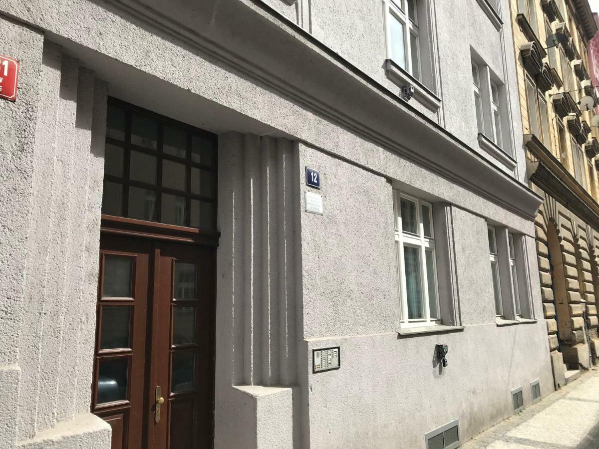 Stylish Apartment On Riverside Прага Экстерьер фото